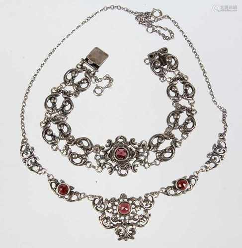 Collier u. Armband mit Granatbeides in Silber 835 gearbeitet u. punziert, Collier mit einem