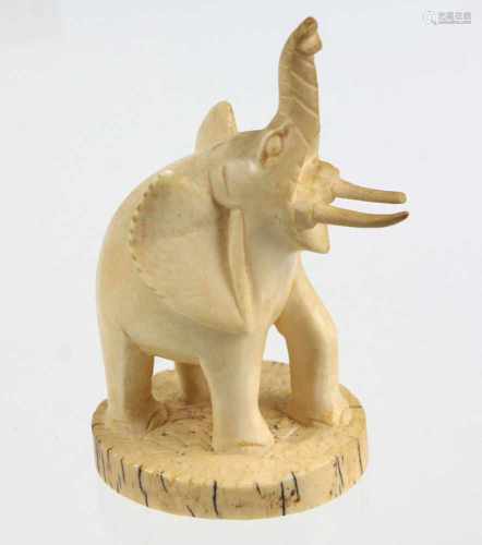 Elefanten Skulptur um 1920Elfenbein von Hand beschnitzt, Elefant mit erhobenem Rüssel auf rundem