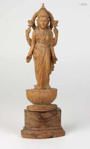 Indische GottheitHolz von Hand beschnitzt u. naturbelassen, Sarasvati, schöne junge Frau mit vier