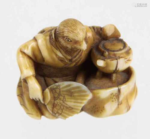 Netsuke um 1900Elfenbein von Hand beschnitzt, Japanerin kniend mit Vogelkopf, Fächer u. Teekanne