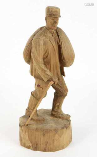 geschnitzte Figur 1930er JahreLindenholz von Hand beschnitzt, naturbelassen, Arbeiterfigur mit