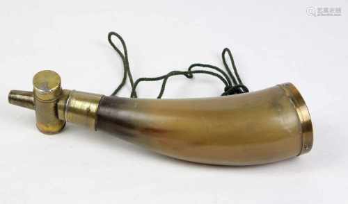 PulverhornPulverflasche aus gebogenem Horn, mit Messingabdeckung u. Portionierer ausgeführt, L ca.