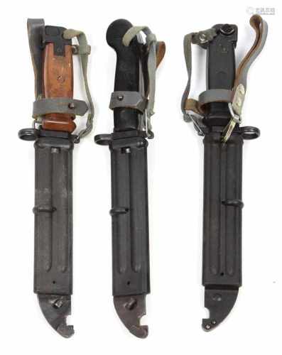 3 Bajonette NVAAK 47, einseitig geschärfte sowie gezahnte Klinge, L ca. 15 cm, Parierstange mit