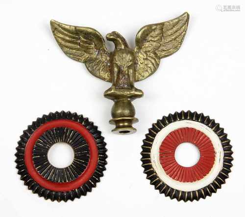 2 Kokarden u. Messingadlerfür Pickelhaube in schwarz/rot bzw. schwarz/weiß/rot, Ø ca. 5,5 cm dazu