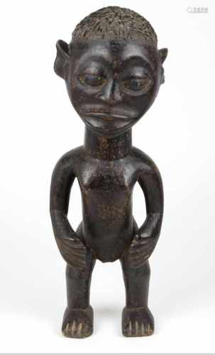 afrikanische Holzfigur Kongovon Hand beschnitzt, stehende Figur mit eingearbeiteten Haarrresten, H