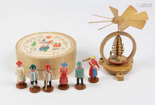 Miniatur Pyramide u. FigurenHolz geschnitzt, gedrechselt, naturbelassen u. teils farbig gefasst,