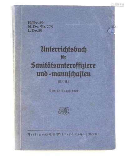 Unterrichtsbuch für Sanitäts - Unteroffiziereund Mannschaften, 431 S. mit 194 Abb. im Text, Verlag