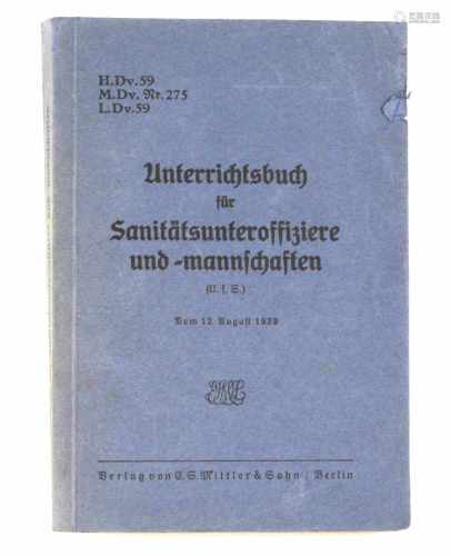 Unterrichtsbuch für Sanitäts - Unteroffiziereund Mannschaften, 431 S. mit 194 Abb. im Text, Verlag