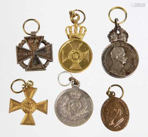 6 Miniatur Anhänger/ Auszeichungendabei Jubiläumsmedaille für die Armee 1905, Preussen Medaille *