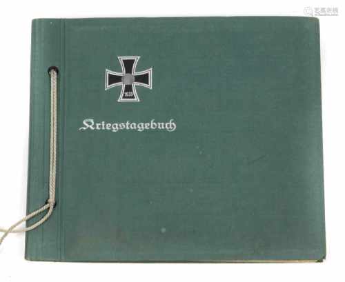 Kriegstagebuch mit Photosgrünes Leinenalbum mit Prägung, Eisernes Kreuz 1939 sowie *Kriegstagebuch*,