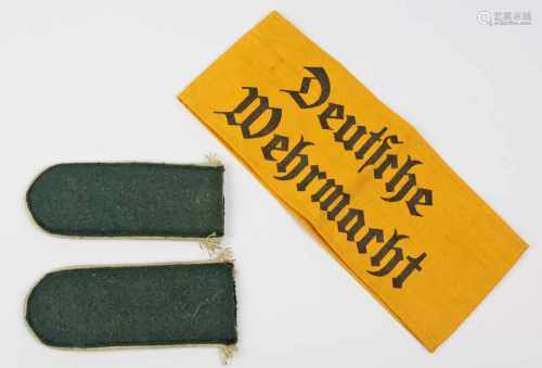 Armbinde u. Schulterstückegelb mit schwarzem Stempeldruck *Deutsche Wehrmacht*, B ca. 8,5 cm dazu