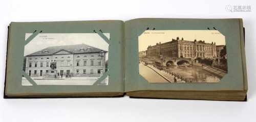 Kleines Postkartenalbumgefüllt mit 94 Karten mit verschiedenen Ansichten von Sachsen mit Dresden,