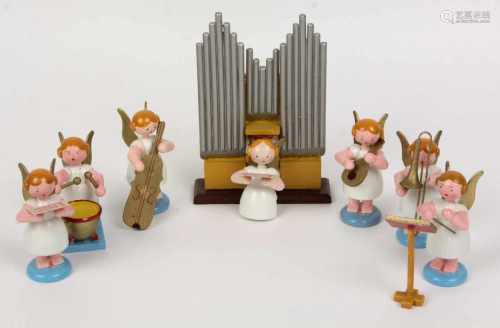 Engelkapelle mit OrgelHolz gedrechselt, geschnitzt u. farbig staffiert, Satz von 7 stehenden mit