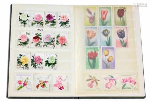 Briefmarken Auslandkleine Flora Sammlung, teils gestempelt im Steckalbum, dabei Albanien, Bulgarien,