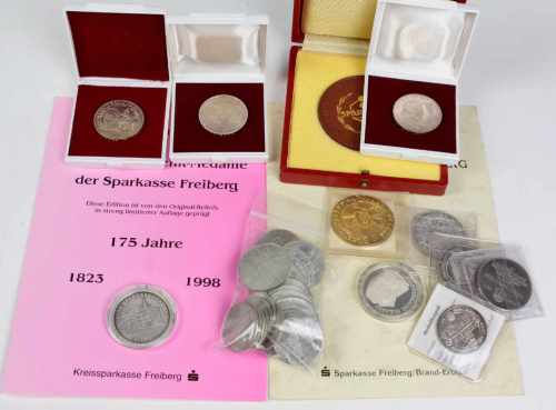 Posten Münzen u. Medaillendabei 3 Gedenkmünzen in Silber 625, 150. Jahrestag des Ordens Pour le