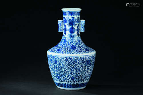 清代（1644-1911） 青花缠枝莲纹贯耳瓶