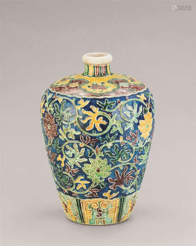 明末清初（约1627-1684） 素三彩雕瓷缠枝莲纹梅瓶