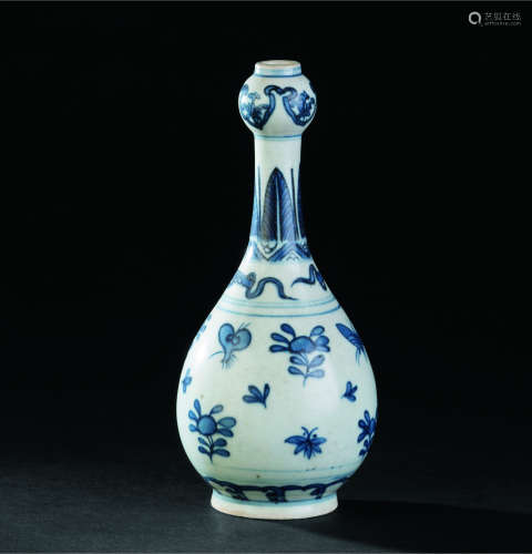 明代（1368-1644） 青花花卉纹蒜头瓶