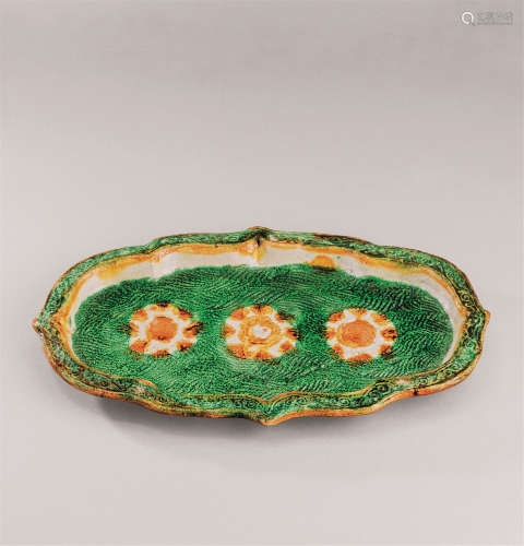 辽代（916-1125） 三彩花卉纹海棠形盘