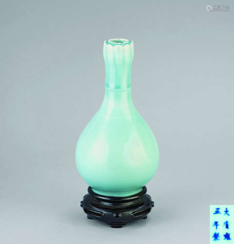 清代（1644-1911） 天青釉莲瓣蒜头瓶