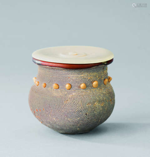宋代（960-1279） 磁州窑酱釉线条鼓钉纹小罐