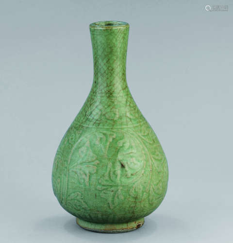 明代（1368-1644） 龙泉窑花卉纹胆式瓶