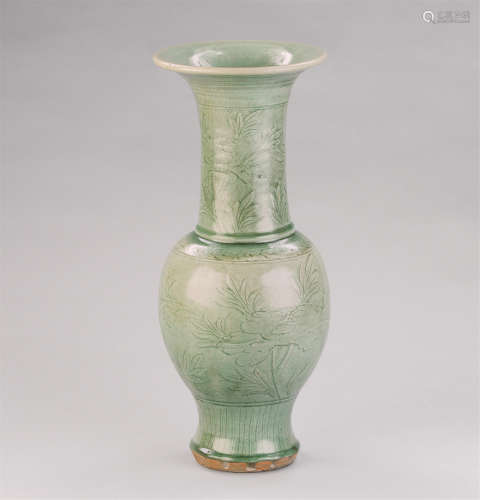 明代（1368-1644） 龙泉窑刻花卉纹撇口大瓶