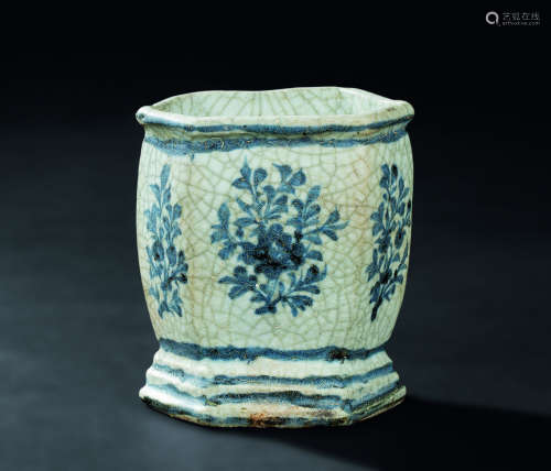 元代（1279-1368） 青花花卉纹六角形笔筒