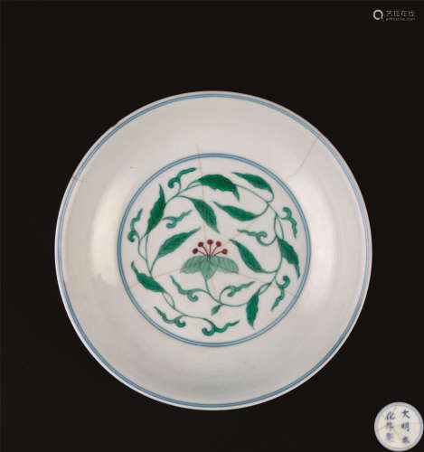 明成化（1465-1487） 斗彩缠枝花卉纹盘