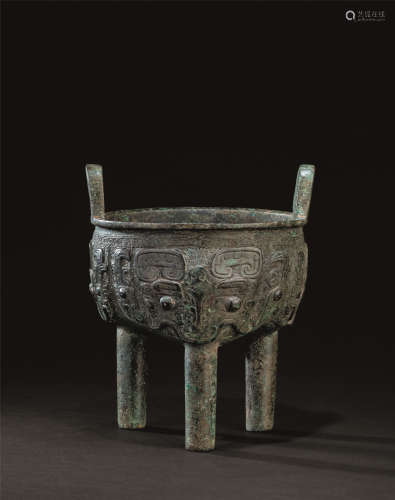 西周（约B.C.1100-771） 青铜饕餮纹鬲