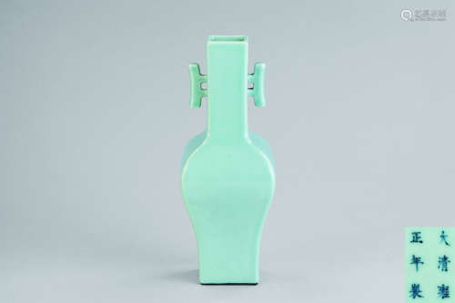 清代（1644-1911） 天青釉双耳四方瓶