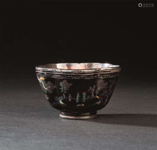 清乾隆（1736-1795） 银胆黑漆嵌螺钿山水人物纹花口杯