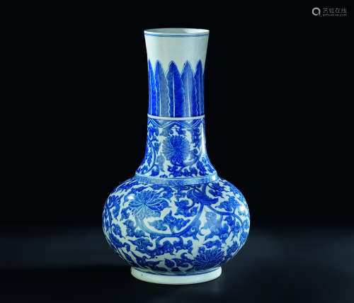 明代（1368-1644） 青花缠枝莲纹长颈瓶