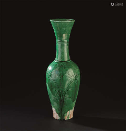 辽代（916-1125） 磁州窑绿釉刻花卉纹长颈瓶