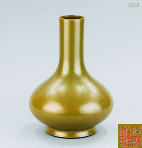 清乾隆（1736-1795） 茶叶末釉荸荠瓶