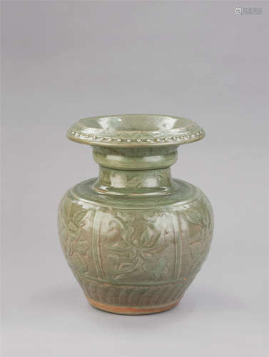 明代（1368-1644） 龙泉窑刻花卉纹石榴尊