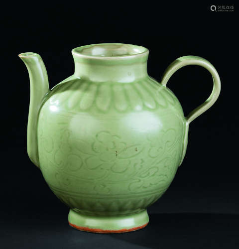 明代（1368-1644） 龙泉窑花卉纹执壶