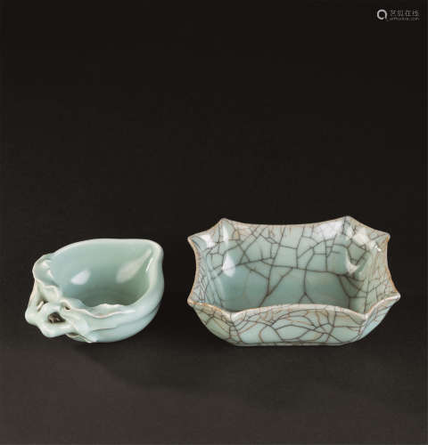 清代（1644-1911） 豆青釉寿桃形水盂 哥釉八角水洗 （二件一组）