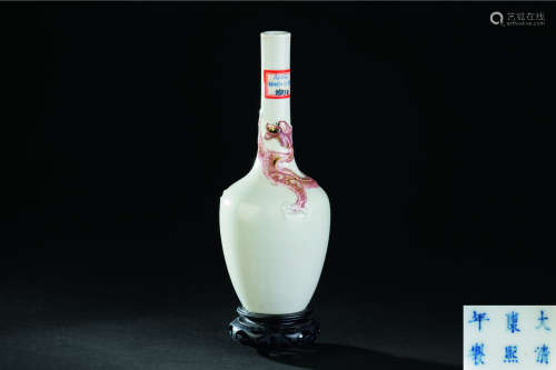 清代（1644-1911） 釉里红螭龙纹长颈瓶