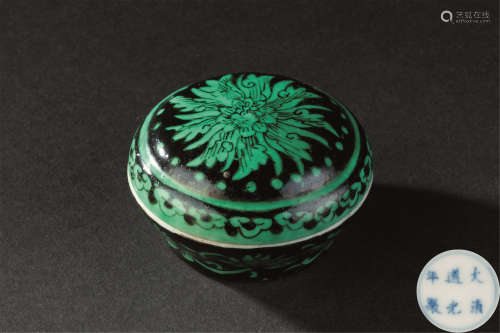 清代（1644-1911） 黑地绿彩莲纹香盒
