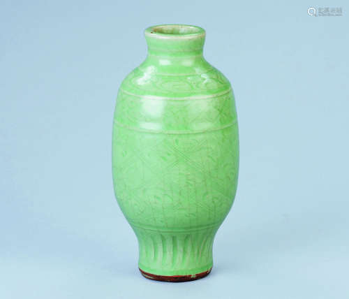 明代（1368-1644） 龙泉窑刻花卉纹瓶