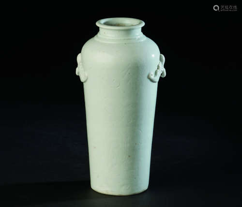 清代（1644-1911） 白釉刻花卉诗文双蝠耳瓶