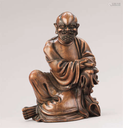 明代（1368-1644） 木雕执卷罗汉座像