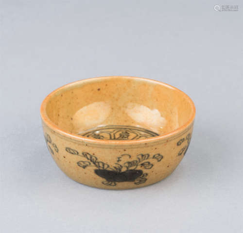明代（1368-1644） 黄釉青花花卉梵纹小杯