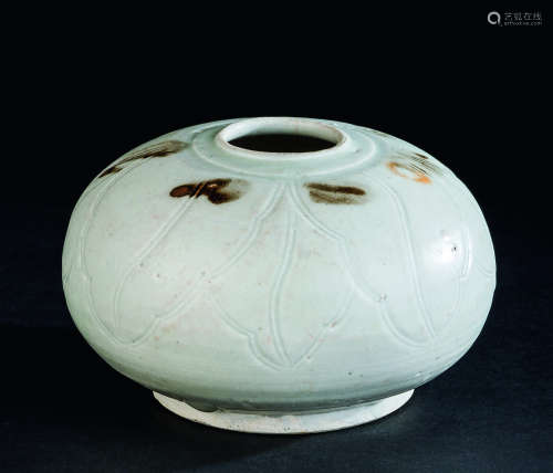 元代（1279-1368） 青瓷点彩花瓣纹水盂
