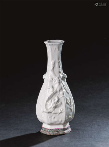 明代（1368-1644） 德化窑云龙纹双狮耳六角瓶