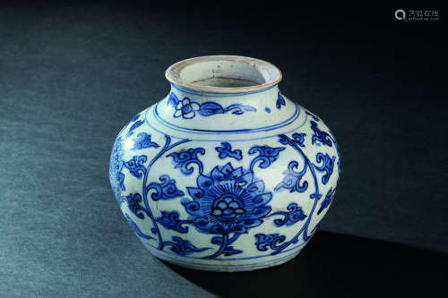 明嘉靖（1522-1566） 青花花卉纹罐