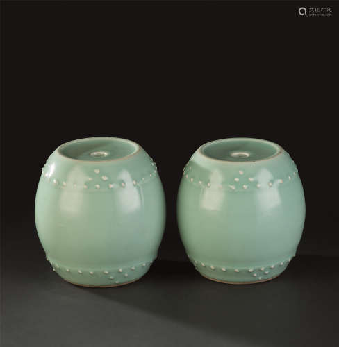 清代（1644-1911） 豆青釉鼓钉纹鼓凳摆件 （一对）