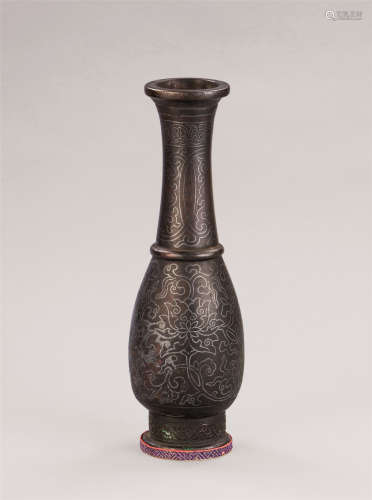 明初期（1368-1441） 铁错银缠枝莲纹瓶