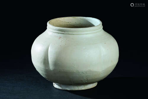五代（907-960） 定窑瓜棱罐